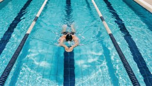 Symmetrisk poolscene med baner, minimalistisk og geometrisk