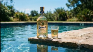 Lunazul Reposado bij het zwembad met helder water en blauwe lucht.