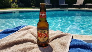 Dos Equis vid poolen en solig dag.