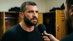 Volkan Oezdemir giver et interview efter sin kamp.