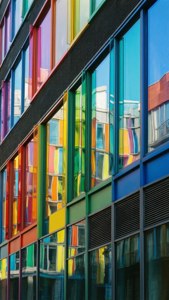 Uno sfondo colorato di architettura di finestre ispirato a 'Power Windows' dei Rush.
