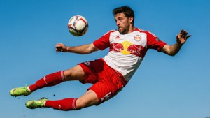 Tim Parker kopt de bal voor New York Red Bulls