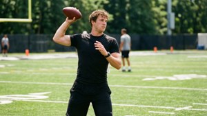 Drew Lock berlatih lemparannya di hari yang cerah.