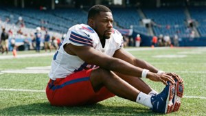 Zay Jones si allunga durante il riscaldamento pre-partita.
