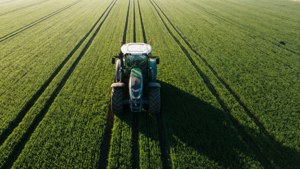 Luftfoto av en Fendt 600 Vario-traktor som lager presise linjer i et grønt felt