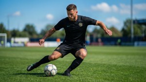 Alexander Ring leverer en presis pasning under en kamp.