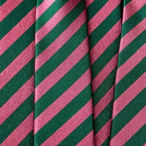 Pola berulang garis-garis pink dan hijau preppy klasik.