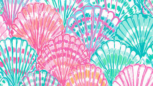Bunte illustrierte Muscheln in Pink, Türkis und Orange, angeordnet in einem sich wiederholenden Muster.