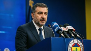 Ali Koç taler ved Fenerbahçes pressemøde