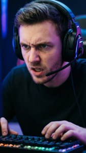 Intensiv esportspelare med headset och RGB-tangentbord