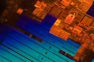 Primo piano di un microchip luminoso con motivi di luce arancione e blu.