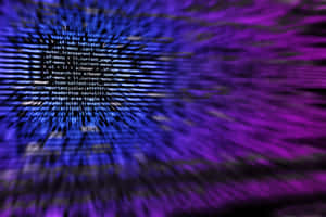 Un tunnel di codice digitale luminoso in tonalità viola e blu che fluisce verso un centro luminoso. — Programmazione Sfondi