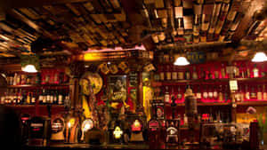 Un pub illuminato con luce calda, bottiglie appese e rubinetti della birra brillanti. — Sfondo Taverna Sfondi