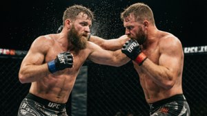 Jake Hager landet einen Schlag in einem MMA-Kampf mit dramatischer Wirkung und Zeitlupeneffekt.