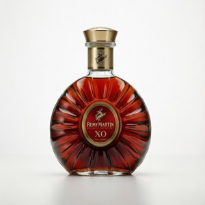 Minimalistische productfoto van Remy Martin XO op witte achtergrond.