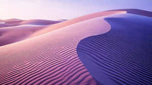 Dunas de areia rosa e roxa curvam-se suavemente sob um céu crepuscular. — Trippy Purple Aesthetic Papéis de Parede