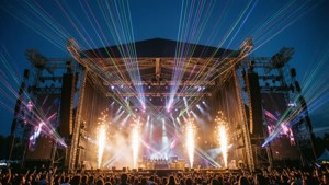Inquadratura dal basso del palco dell'Ultra Music Festival con fuochi d'artificio e laser