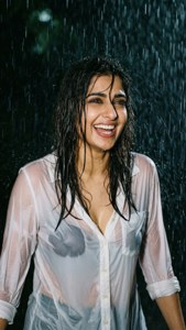 Shraddha Kapoor nauttii äkillisestä sadekuurosta.