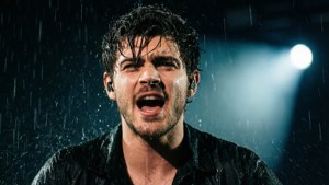 Dramaattinen konserttikuva Shawn Mendesistä sateessa