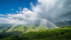 Regnbåge sträcker sig över kullarna i Nagorno-Karabakh efter regn.
