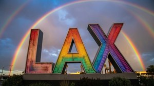 Panneau LAX avec un arc-en-ciel dans le ciel après la pluie.