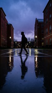 Stemningsfuld tusmørkescene af en våd campusplads