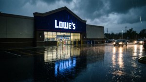 Lowe's Ladenfront spiegelt sich im nassen Bürgersteig während des Regens.
