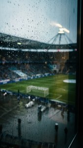 Et regnfullt utsyn over Signal Iduna Park gjennom et vindu