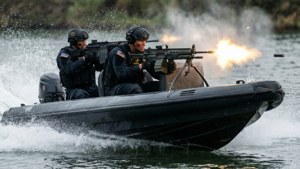 SEAL avfyrar från en snabb zodiac-båt