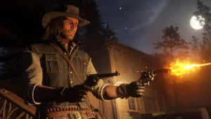 Cowboy avfyrar två revolvrar på natten under en fullmåne nära en träbyggnad.