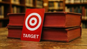 Target presentkort lutat mot röda böcker.