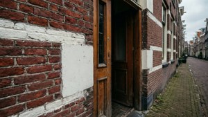 Et intimt nærbillede af en klassisk Amsterdams bygning med arkitektoniske detaljer, inspireret af Hendrik Keun.