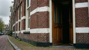 Close-up intim dari rumah klasik Amsterdam dengan detail arsitektur, terinspirasi oleh Hendrik Keun.