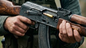 Närbild av omladdning av en Rust AK-47