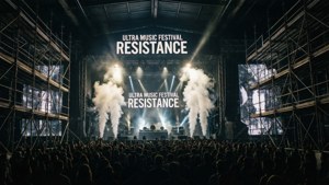 Vista panorâmica granulada do palco Resistance do Ultra Music Festival com andaimes industriais e luzes estroboscópicas