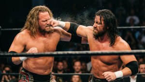 Golpe dinámico lanzado en un combate de lucha libre