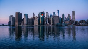 Wallpaper senja yang tenang dengan cakrawala NYC dan logo I Love NY yang terpantul di East River