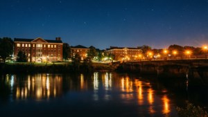 Nattrefleksjon av Ohio University-bygninger i Hocking River