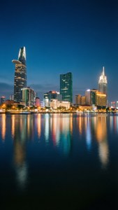 Rustig nachtzicht op de Saigon-rivier met reflecterende stadslichten