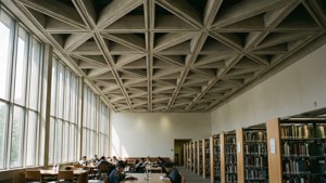 Det slående moderne interiøret i Robarts Library med geometrisk tak