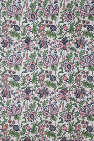 Dekorative Tapete mit sich wiederholenden Blumen- und Blattmustern in Pink, Grün und Schwarz. — Roller Rabbit Wallpaper