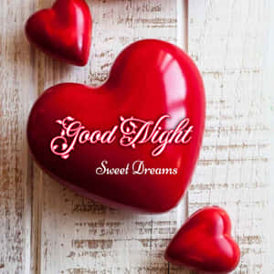 Drei rote Herzen auf Holzoberfläche mit good night sweet dreams Text — Romantische Bilder Hintergrund Hintergrundbild