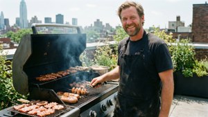 Bill Green griglia sul tetto, unendo la cucina di campagna alla vita cittadina.