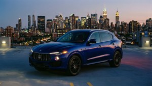 Maserati Levante på et tak med utsikt over byens silhuett.