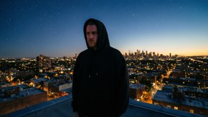 Post Malone sul tetto al crepuscolo, skyline sullo sfondo