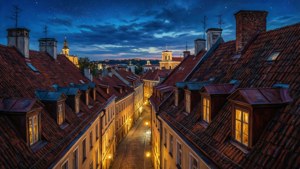 Romanttinen hämäränäkymä Vilnan vanhankaupungin katoille