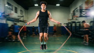 Miguel Torres lompat tali dalam latihan.