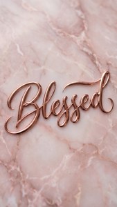 Fuente de tatuaje en lámina de oro rosa que deletrea Blessed sobre mármol