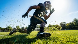 Dontayvion Wicks correndo uma rota precisa durante o treino, dinâmico.
