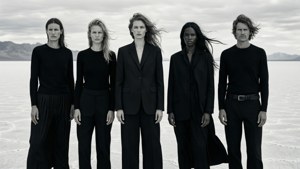 Un retrato de moda grupal de Peter Lindbergh en un salar con estilo monocromático simétrico